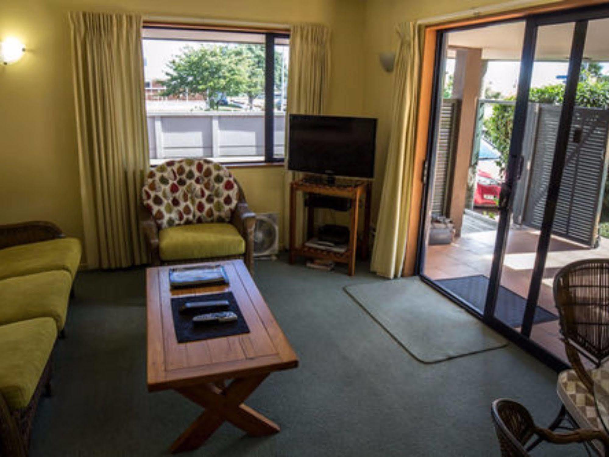 Boatshed Motel Apartments 마운트마운가누이 외부 사진
