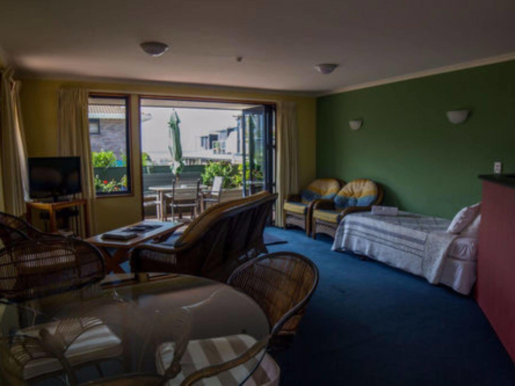 Boatshed Motel Apartments 마운트마운가누이 외부 사진